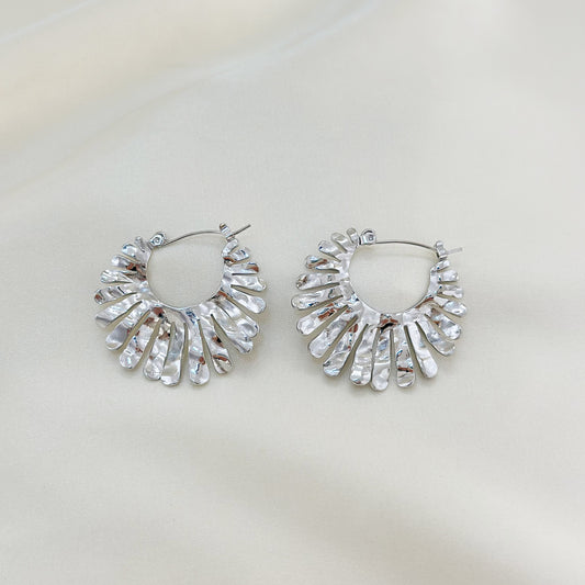 Boucles d'Oreilles Argentées Plaques Demi Tournesols Ondulés Brillants