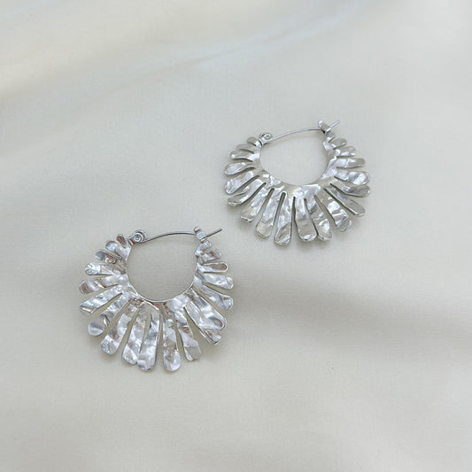 Boucles d'Oreilles Argentées Plaques Demi Tournesols Ondulés Brillants