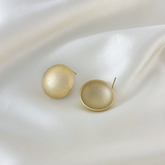 Boucles d'Oreilles Dorées Puces Demi Balles Creuses Mattes