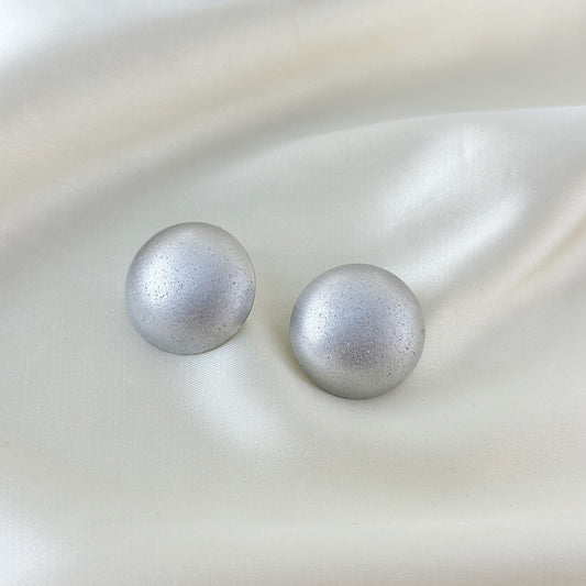 Boucles d'Oreilles Argentées Puces Demi Balles Creuses Mattes