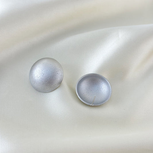 Boucles d'Oreilles Argentées Puces Demi Balles Creuses Mattes