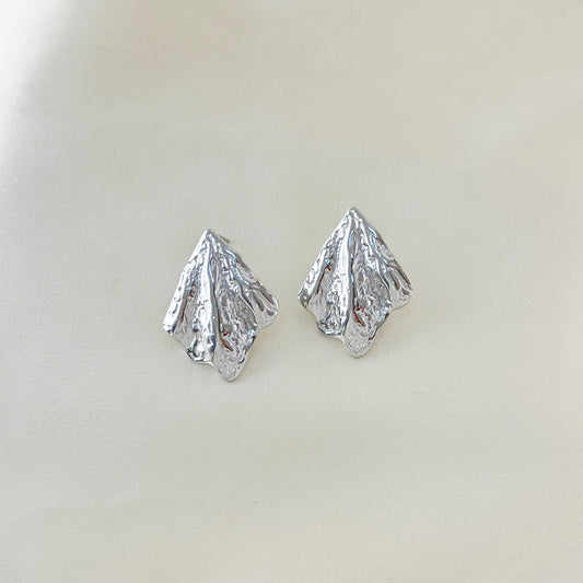 Boucles d'Oreilles Argentées Plaques Losanges Irrégulières Ondulées Martelées