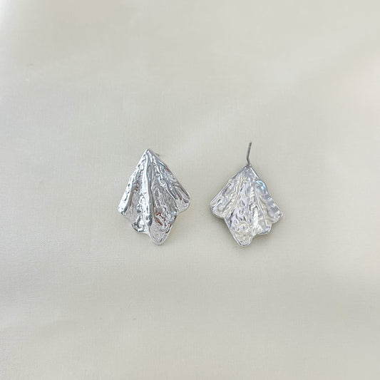 Boucles d'Oreilles Argentées Plaques Losanges Irrégulières Ondulées Martelées