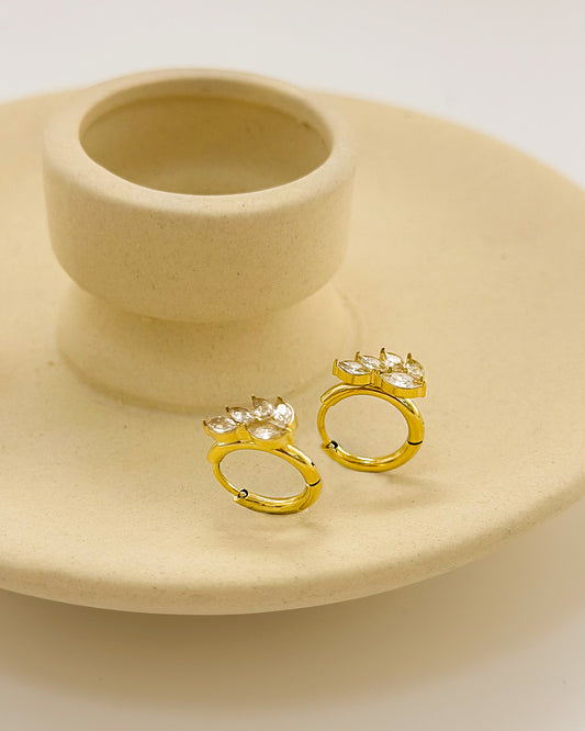 Boucles d'Oreilles Dorées Mini Créoles Avec Quintuple Strass Feuilles