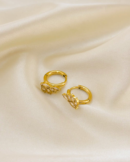 Boucles d'Oreilles Dorées Mini Créoles Avec Quintuple Strass Feuilles