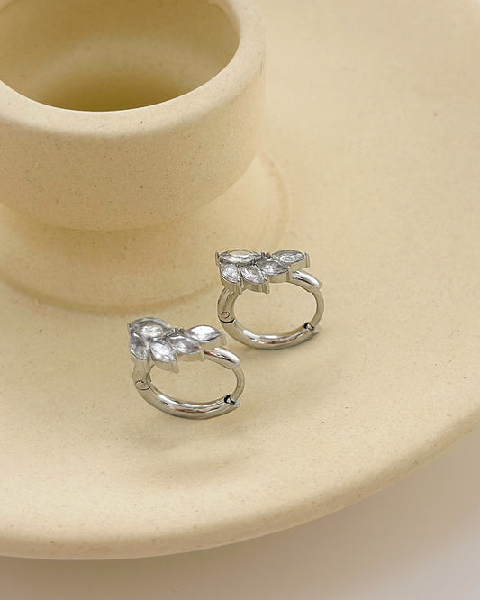 Boucles d'Oreilles Argentées Mini Créoles Avec Quintuple Strass Feuilles