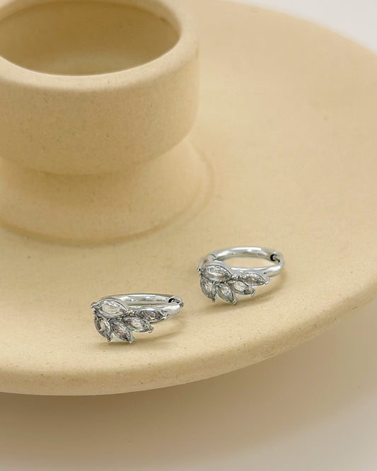 Boucles d'Oreilles Argentées Mini Créoles Avec Quintuple Strass Feuilles