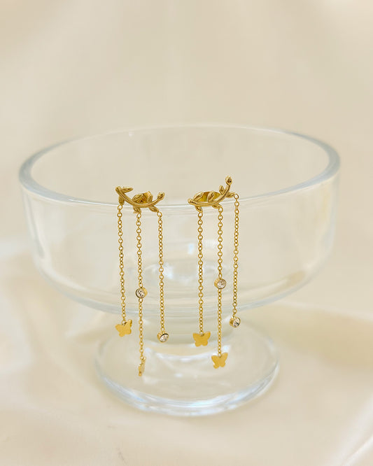 Boucles d'Oreilles Dorées Feuilles Avec Triple Chaînes Enfilées de Strass Et Papillons