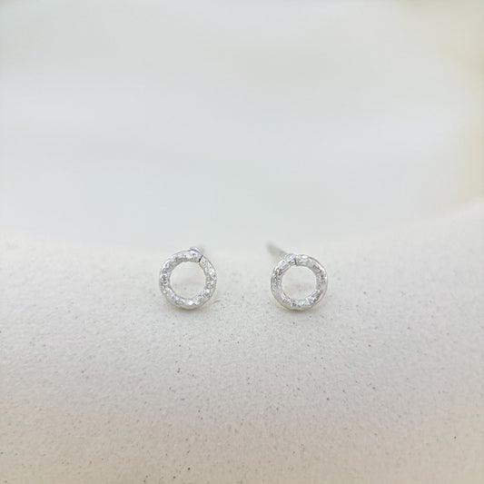 Boucles d'Oreilles Argentées Petits Anneaux Martelés