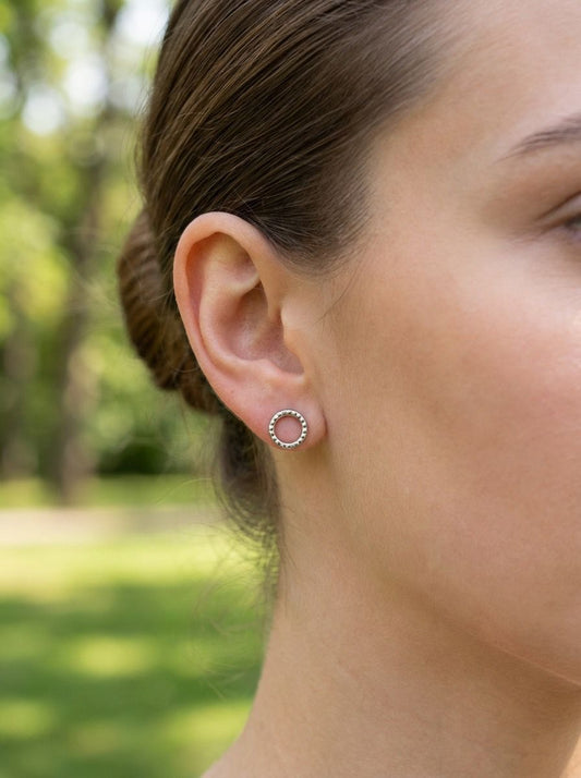 Boucles d'Oreilles Argentées Petits Anneaux Martelés