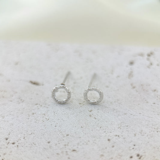 Boucles d'Oreilles Argentées Petits Anneaux Martelés