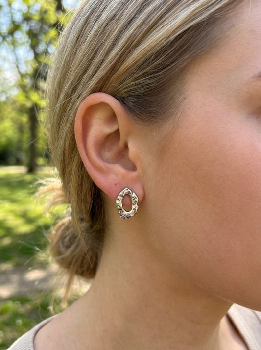 Boucles d'Oreilles Argentées Puces Petits Anneaux Irréguliers Plats Martelés