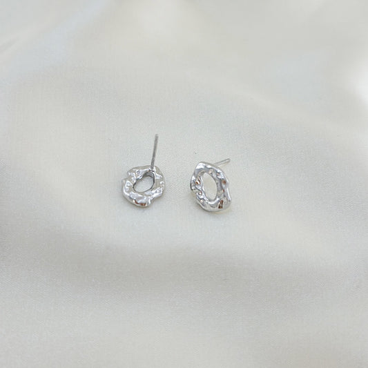 Boucles d'Oreilles Argentées Puces Petits Anneaux Irréguliers Plats Martelés