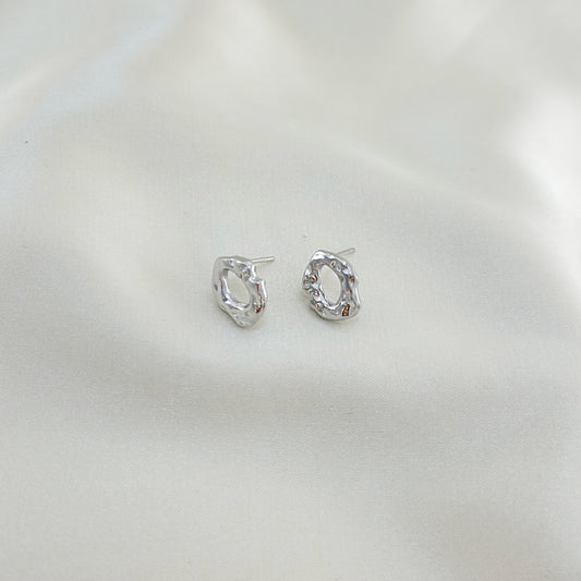 Boucles d'Oreilles Argentées Puces Petits Anneaux Irréguliers Plats Martelés