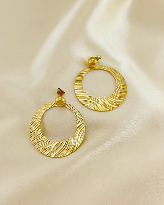 Boucles d'Oreilles Dorées Disques Creux Gravures Courbes Ornés de Boules