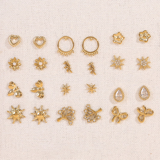 Lot de 12 Paires de Puces d'Oreilles Dorées Motifs Féminins Et Élégants Sur Présentoir