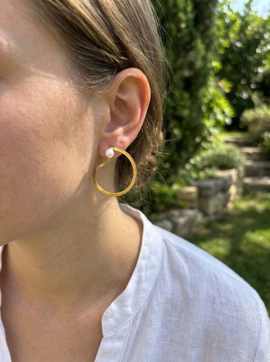 Boucles d'Oreilles Dorées Cercle Irrégulier avec Perle