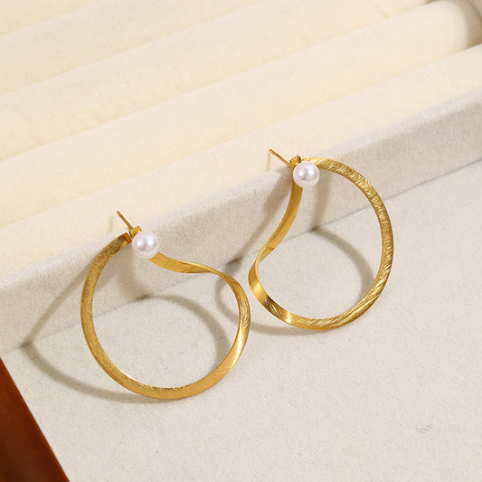 Boucles d'Oreilles Dorées Cercle Irrégulier avec Perle