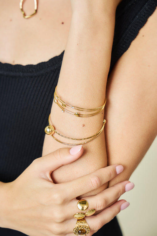 Bracelet Doré Jonc Ouvert Quadruple Fils Ornés de Cœurs Et Strass