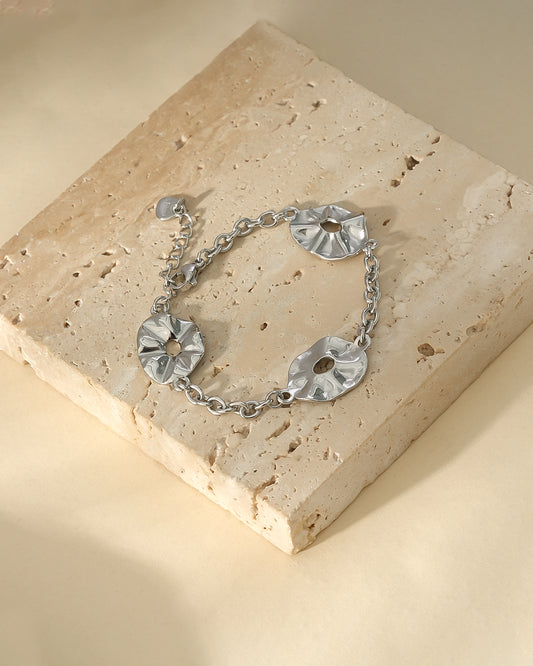 Bracelet Argenté Avec Trois Disques Ondulés Brillants