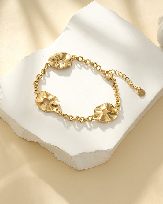 Bracelet Doré Avec Trois Disques Ondulés Brillants