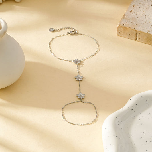 Bracelet Main Argenté Avec Chaîne Fine Et Triple Fleur