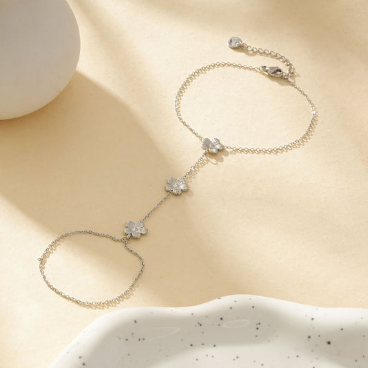 Bracelet Main Argenté Avec Chaîne Fine Et Triple Fleur