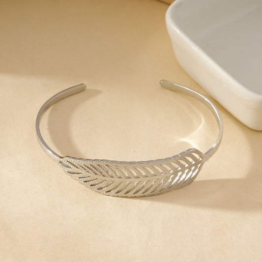 Bracelet Jonc Argenté Ouvert Avec Motif Feuille Raffiné