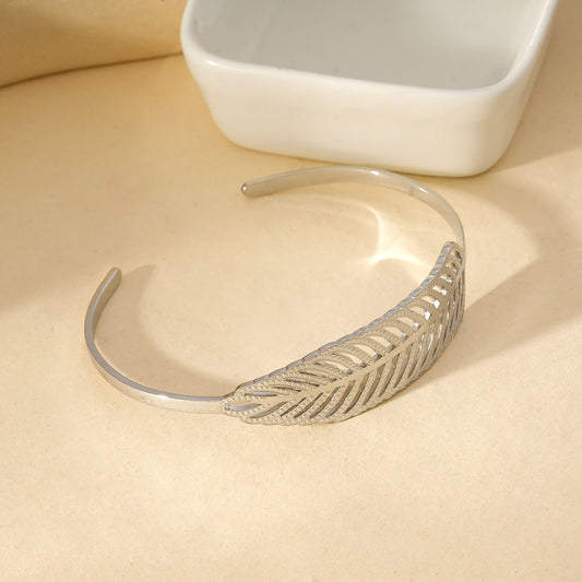 Bracelet Jonc Argenté Ouvert Avec Motif Feuille Raffiné