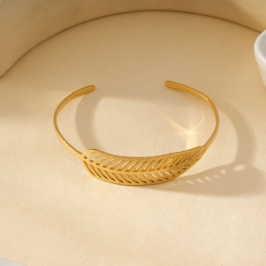 Bracelet Jonc Doré Ouvert Avec Motif Feuille Raffiné