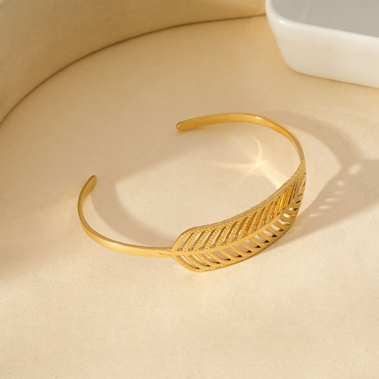 Bracelet Jonc Doré Ouvert Avec Motif Feuille Raffiné