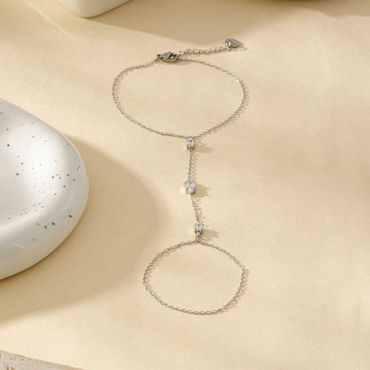 Bracelet Main Argenté Avec Chaîne Fine Et Triple Strass