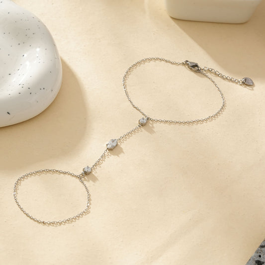 Bracelet Main Argenté Avec Chaîne Fine Et Triple Strass