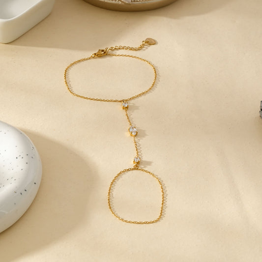 Bracelet Main Doré Avec Chaîne Fine Et Triple Strass