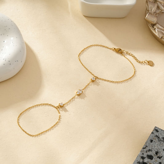 Bracelet Main Doré Avec Chaîne Fine Et Triple Strass