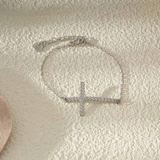 Bracelet Chaîne Argentée Avec Croix Incrustée De Strass