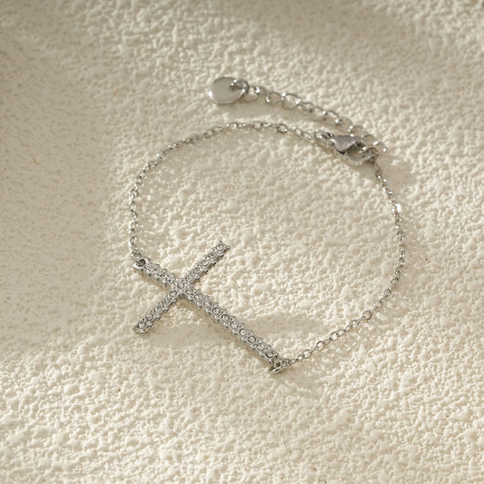 Bracelet Chaîne Argentée Avec Croix Incrustée De Strass