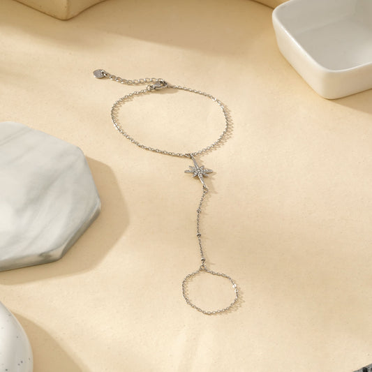 Bracelet Main Argenté Avec Chaîne Fine Et Étoile Strass