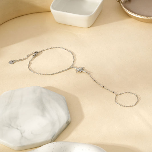 Bracelet Main Argenté Avec Chaîne Fine Et Étoile Strass