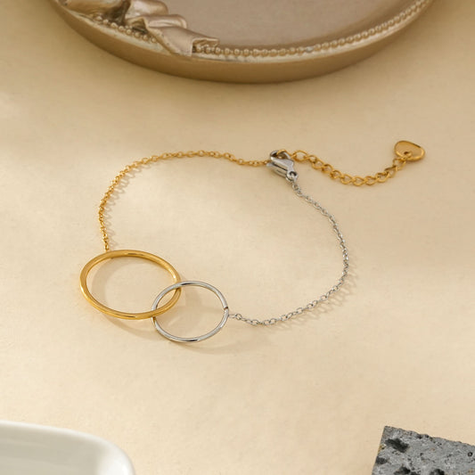 Bracelet En Chaîne Fine Bicolore Dorée Et Argentée Avec Anneaux Entrelacés