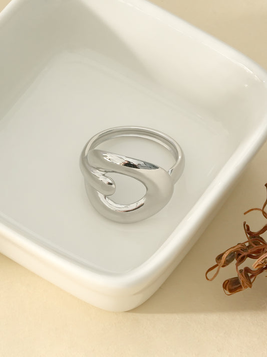 Bague Argentée Avec Large Anneau Incurvé