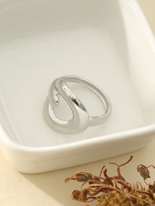 Bague Argentée Avec Large Anneau Incurvé