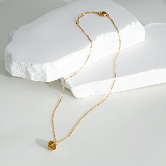 Collier Croix Ovale Tridimensionnelle Doré