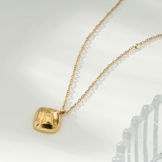Collier Doré Avec Pendentif Cube Losange Brillant