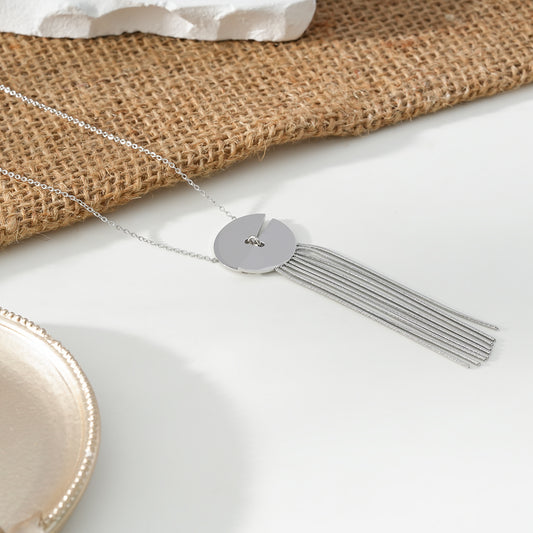 Collier Argenté Avec Pendentif Disque En Deux Avec Glands