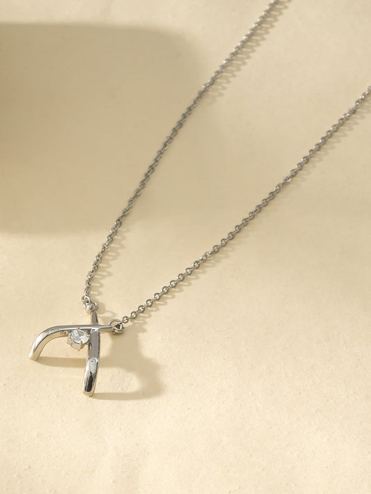 Collier Argenté Avec Croix Incurvé Orné de Strass