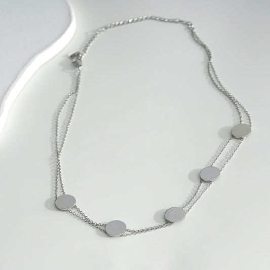 Collier ras du cou argenté double chaîne avec pendentif disque