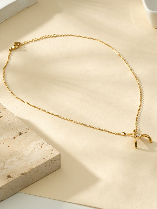 Collier Doré Avec Croix Incurvé Orné de Strass