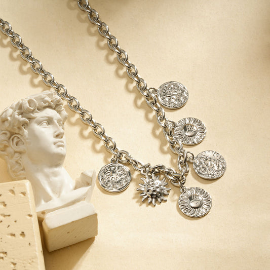 Collier chaîne argentée avec breloques rondes