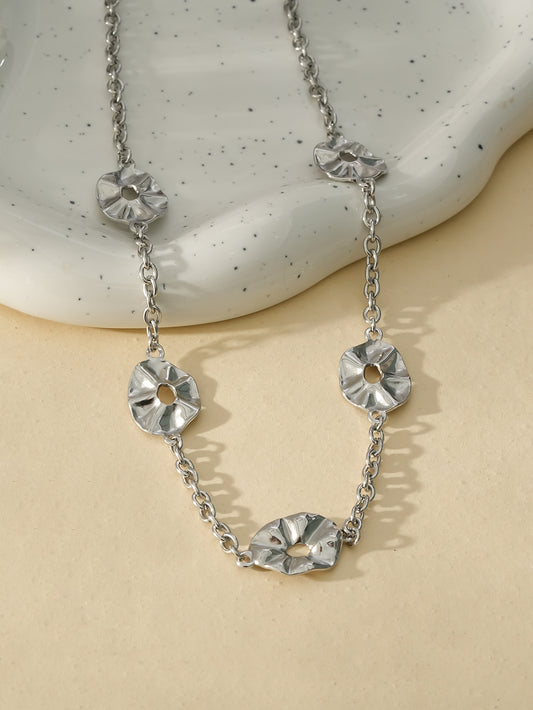Collier Argenté Avec Cinq Disques Ondulés Brillants